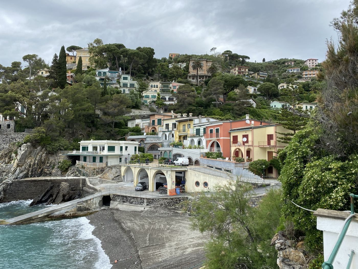 Le case del condominio sopra la spiaggia e lo scivolo
