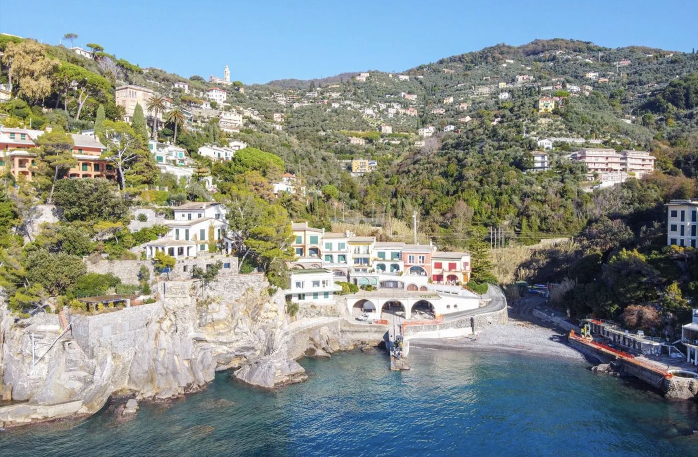 Marina di Bardi dall’alto: la baia, gli scogli, gli archi del ricovero barche, lo scivolo e le case sul versante