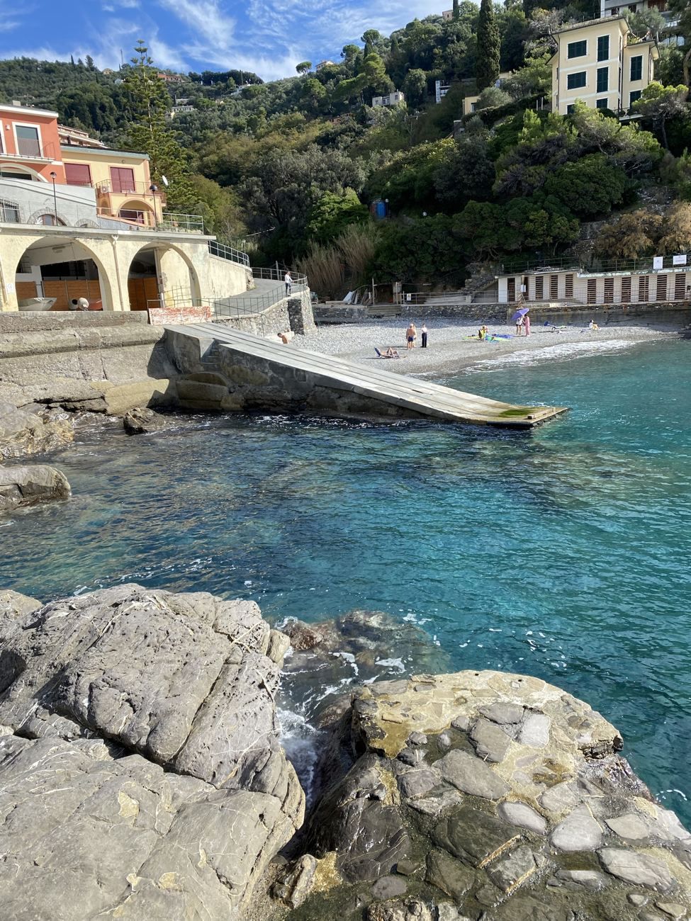 Il ricovero barche sotto gli archi e lo scivolo che scende in mare accanto alla spiaggia